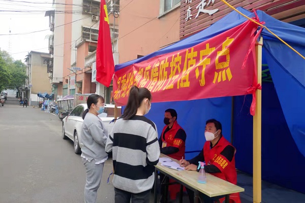凤台县：在职党员进社区，打好战“疫”主动仗.jpg